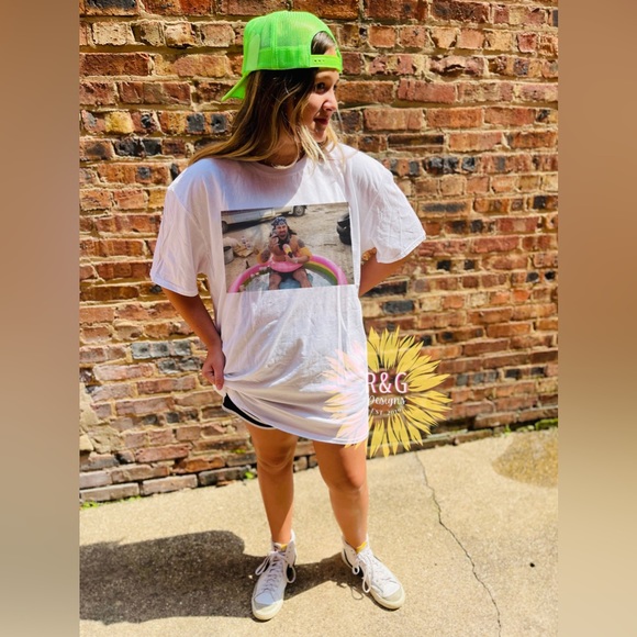 Pool Floatie Koe Tee - Picture 1 of 1